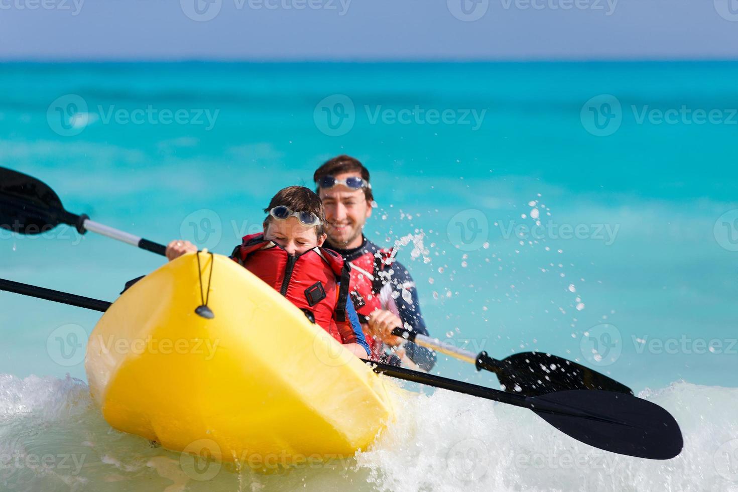padre e hijo en kayak foto
