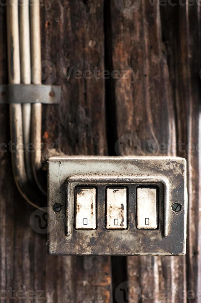 fila de tres interruptores eléctricos sucios foto