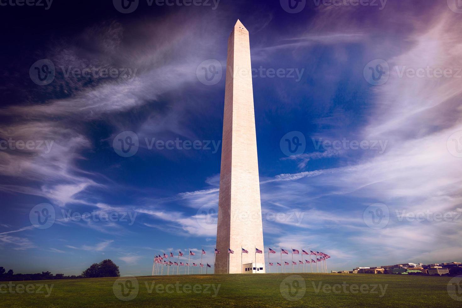 Monumento a Washington y banderas americanas foto