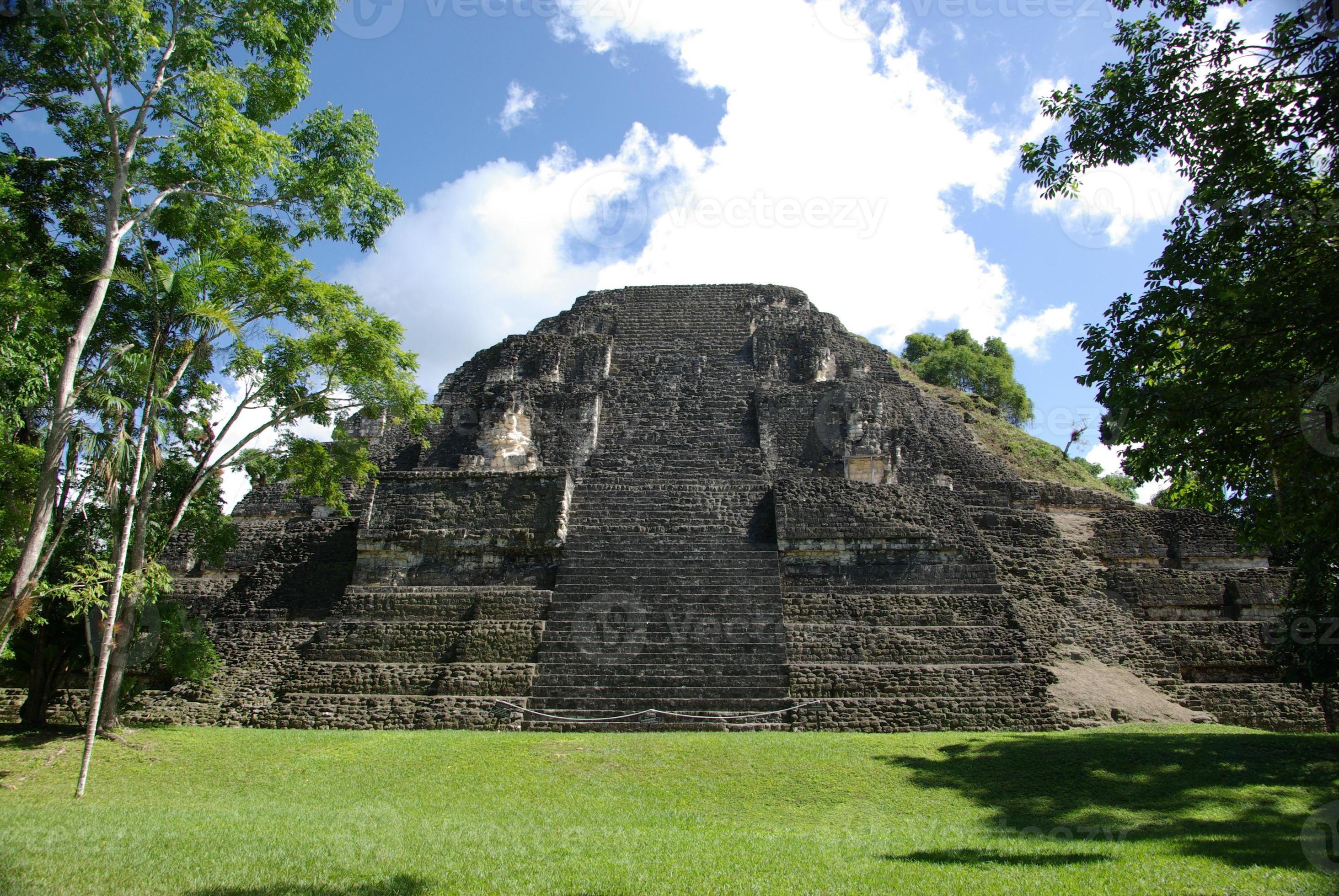 Templo Maya en Tikal, Guatemala foto