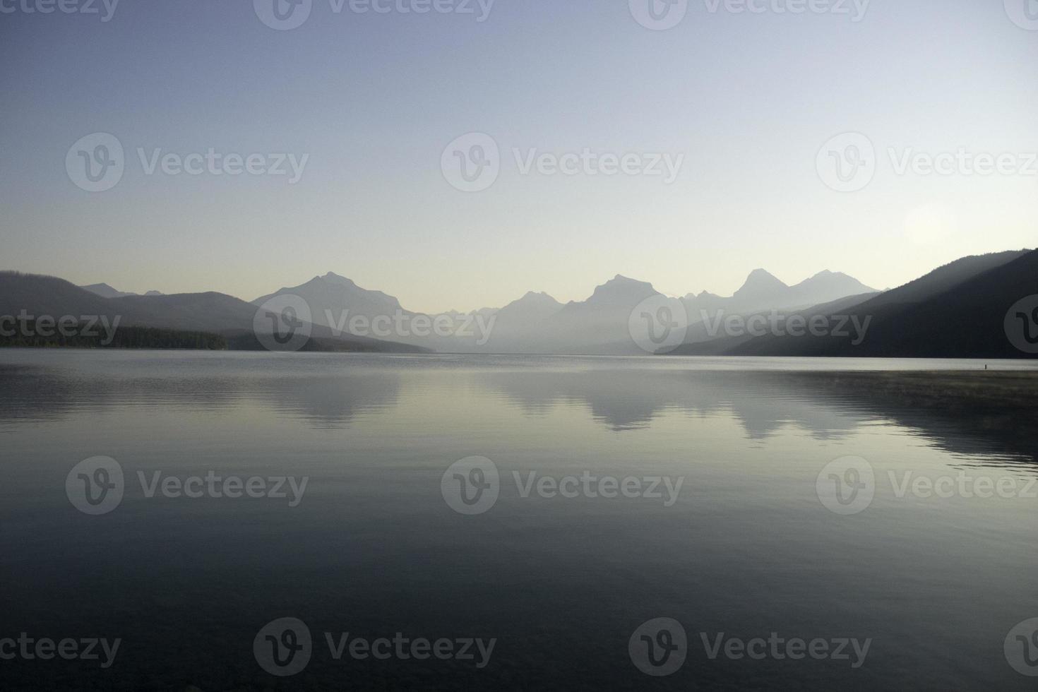 paisaje azul abstracto lago y montaña foto
