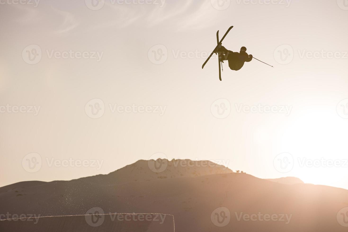 Esquiador saltando. foto