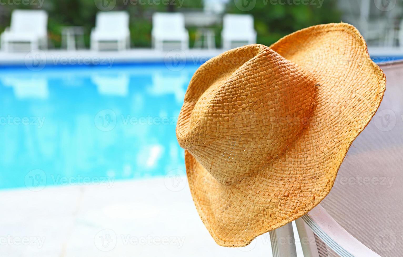 sombrero de mimbre con piscina foto