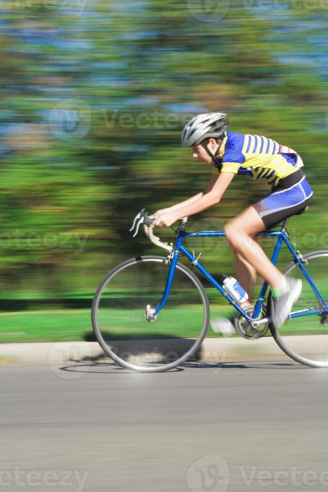 Ciclista a toda velocidad - movimiento borroso foto