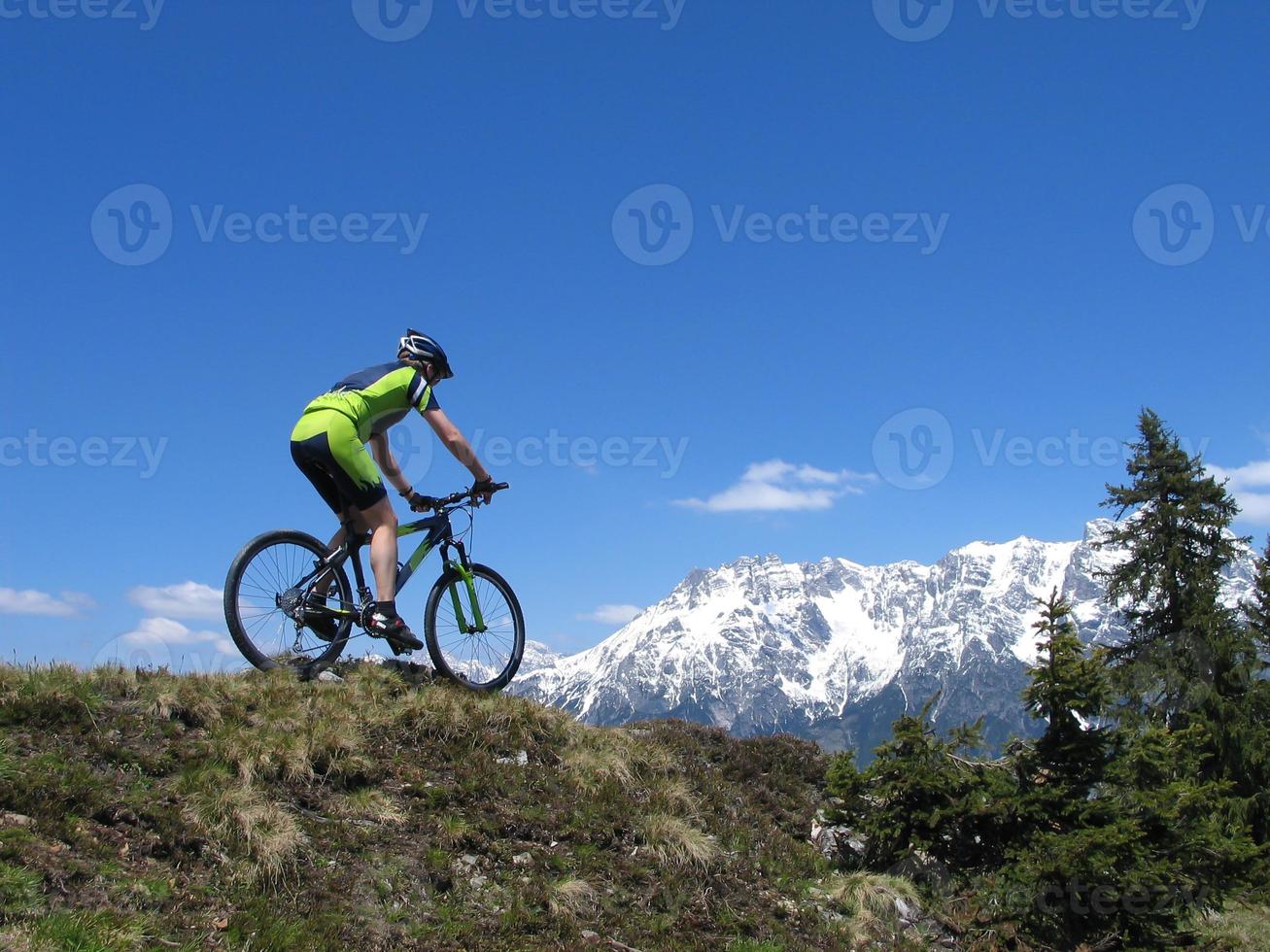 mountainbiker cabalgando por las montañas foto