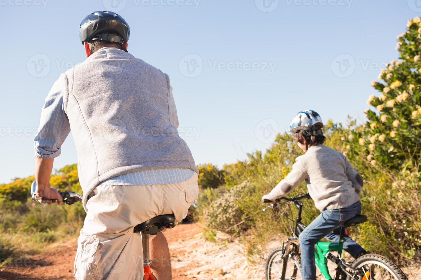 padre e hijo en un paseo en bicicleta foto