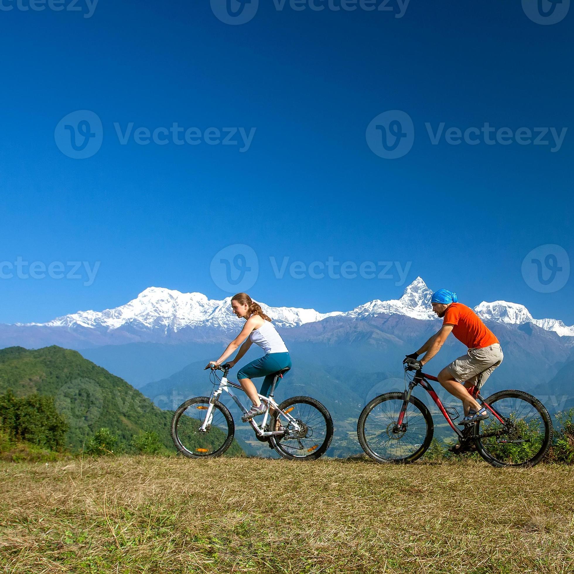Familia biker en las montañas del Himalaya, región de Anapurna foto