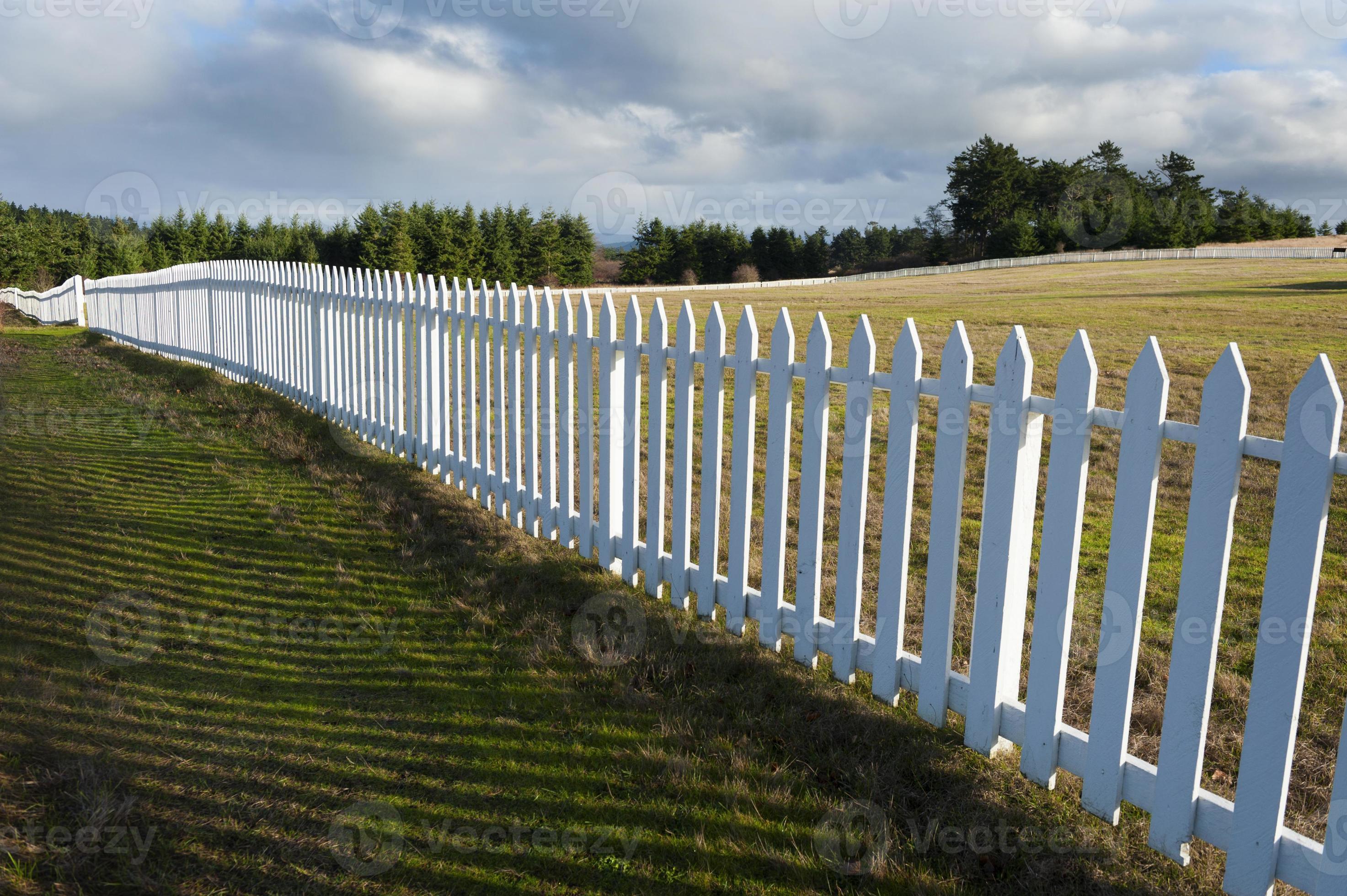 White Picket Fence 747149 Stock Photo at Vecteezy