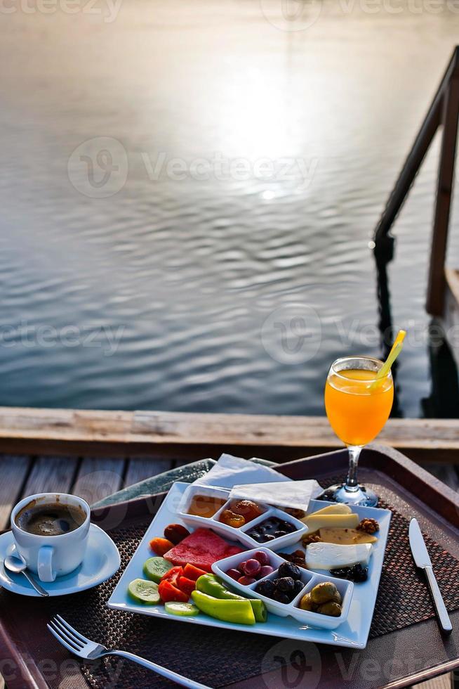 desayuno junto al mar con sol foto