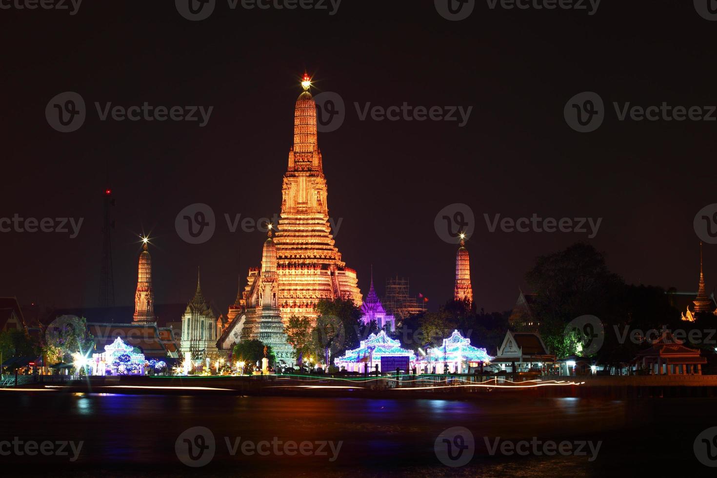 wat arun temple bangkok thailand photo