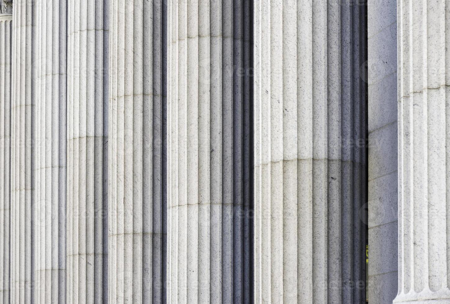 columnas clásicas en un edificio gubernamental en nueva york foto