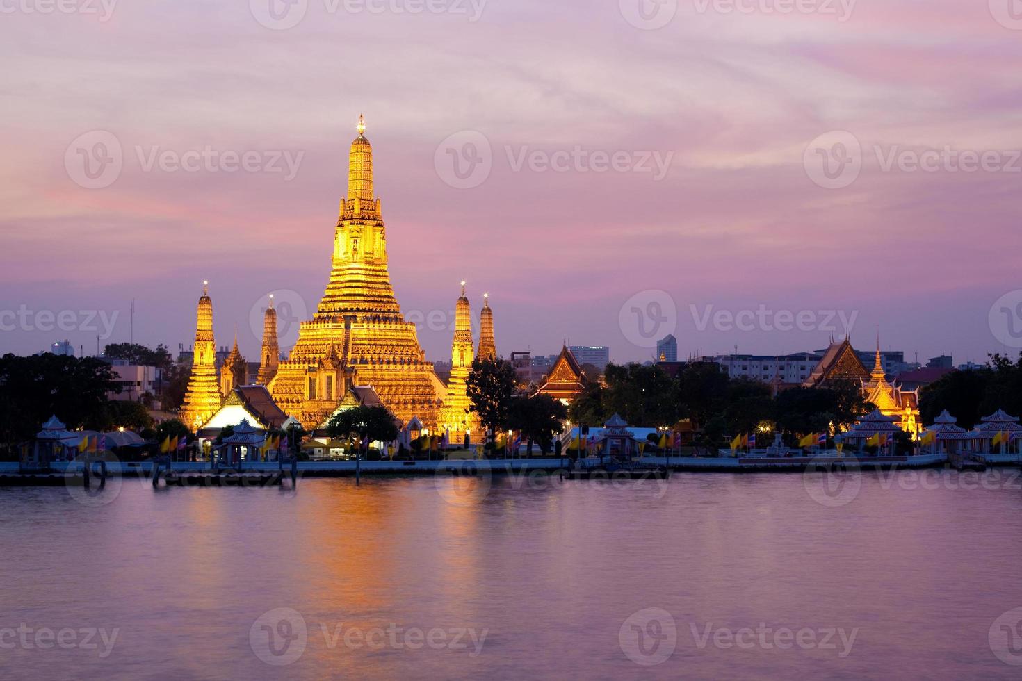 Wat Arun en el crepúsculo rosado del atardecer, Bangkok, Tailandia foto