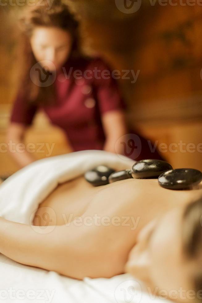 terapia de masaje con piedras calientes foto
