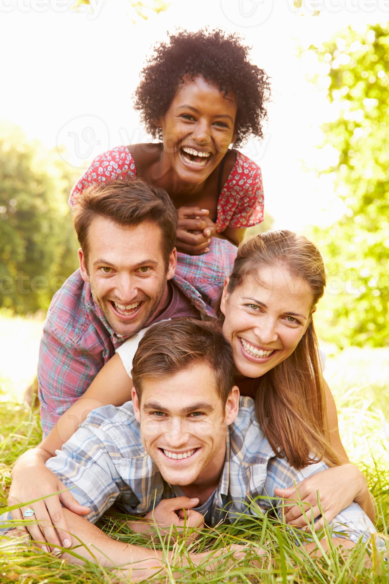 Having fun together. Дружба четверых. Having fun together. Счастливые подростки. Общение людей.