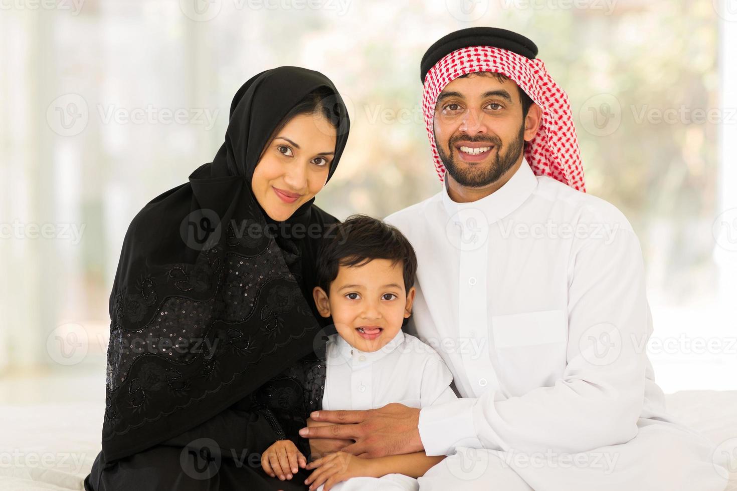 familia musulmana sentada en casa foto