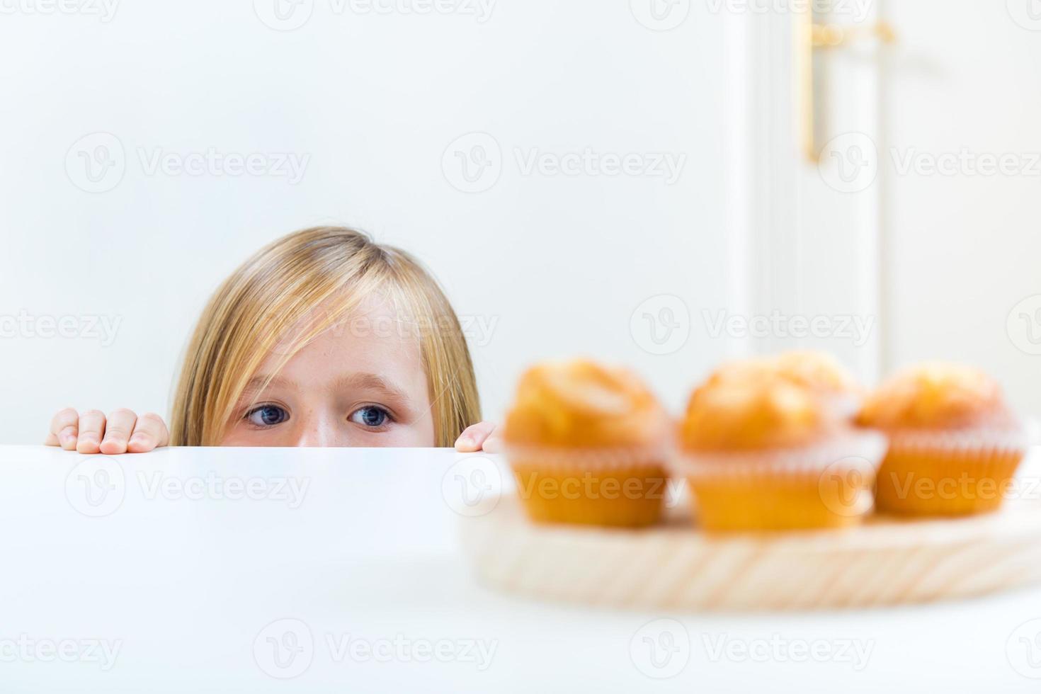 Hermoso niño desayunando en casa. foto