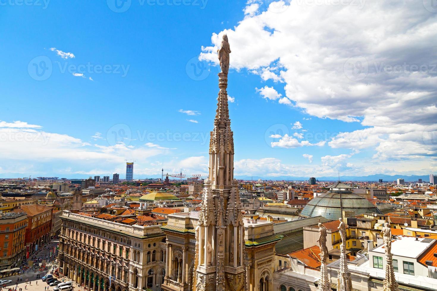 Vista aérea del centro de Milán desde la altura del campanario de la cúpula. foto