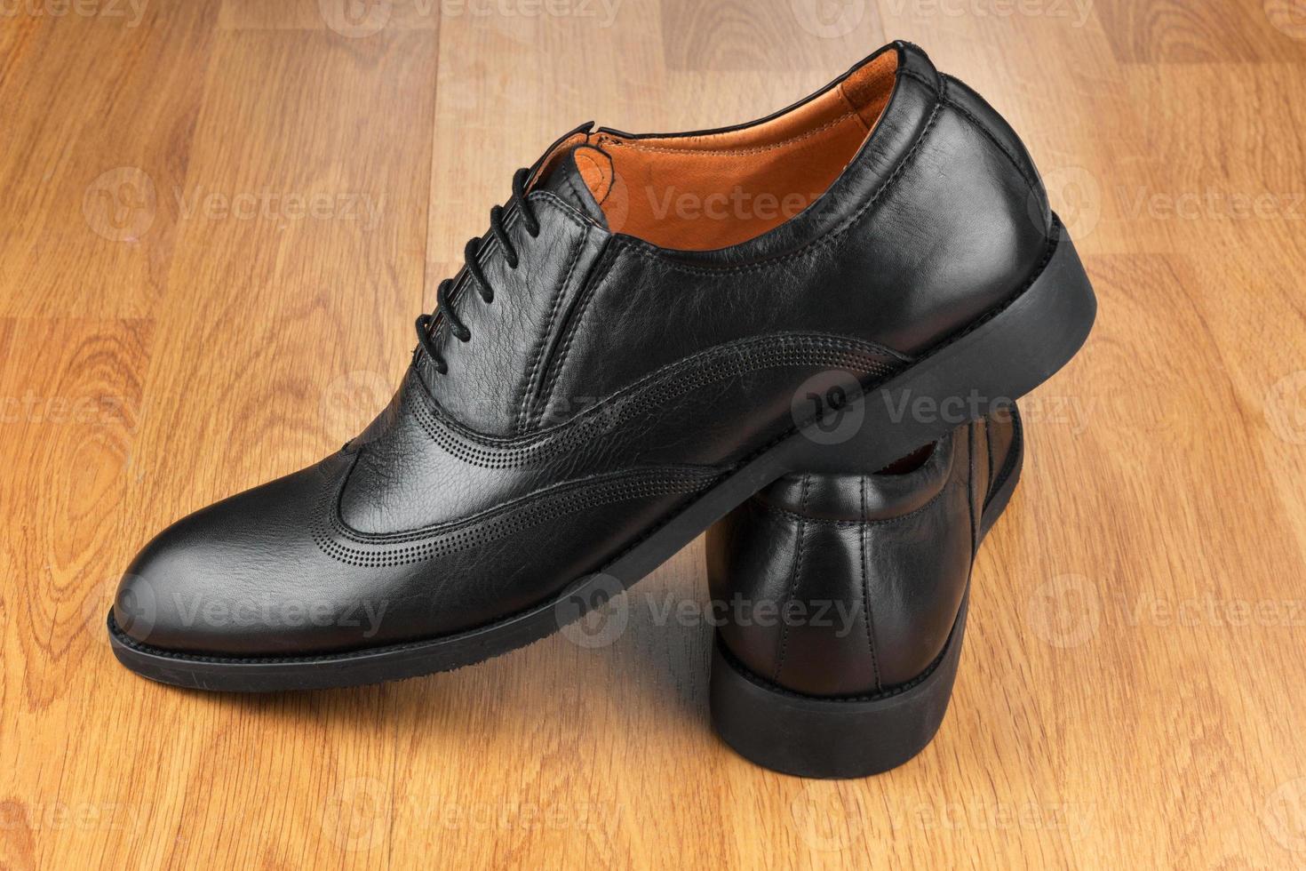 zapatos de hombre clásicos, en el piso de madera 753355 Foto de en Vecteezy