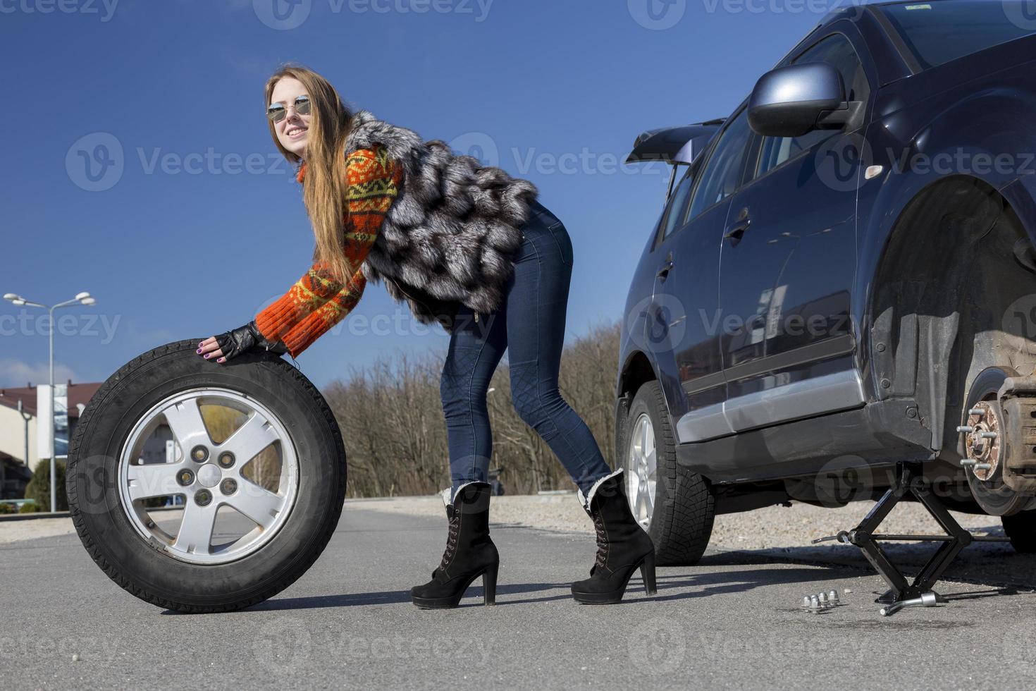 mujer conductora repara coche foto