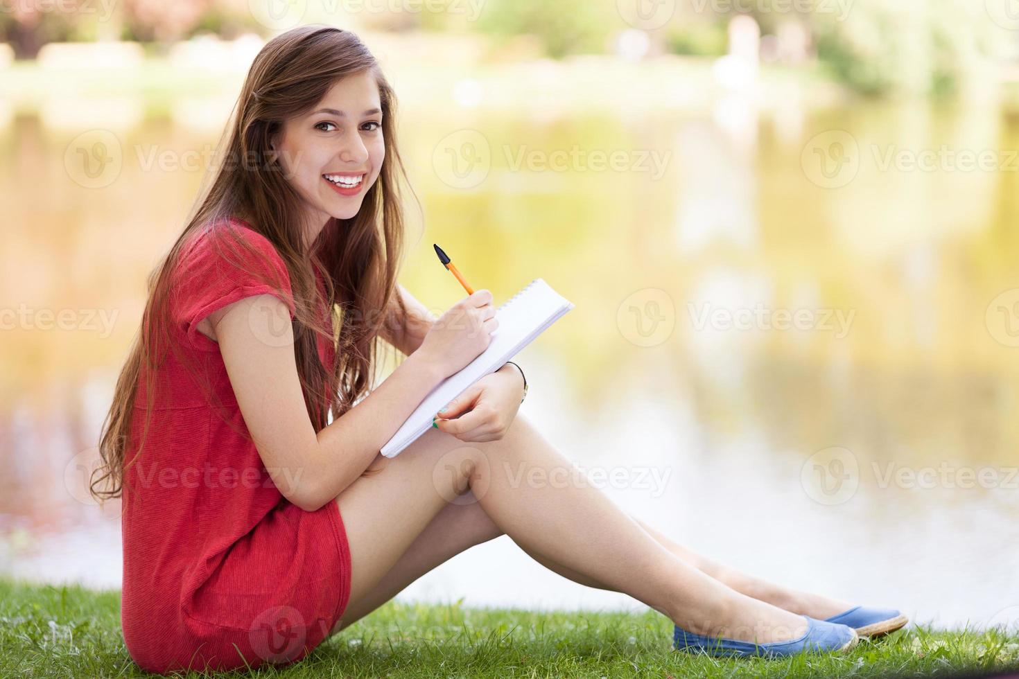estudiante con libro al aire libre foto