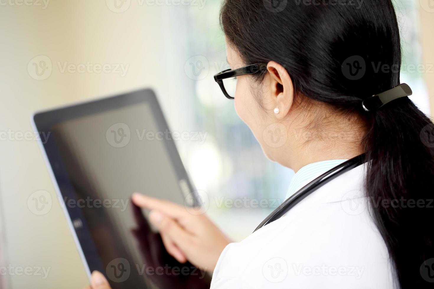 Doctora con tablet PC foto