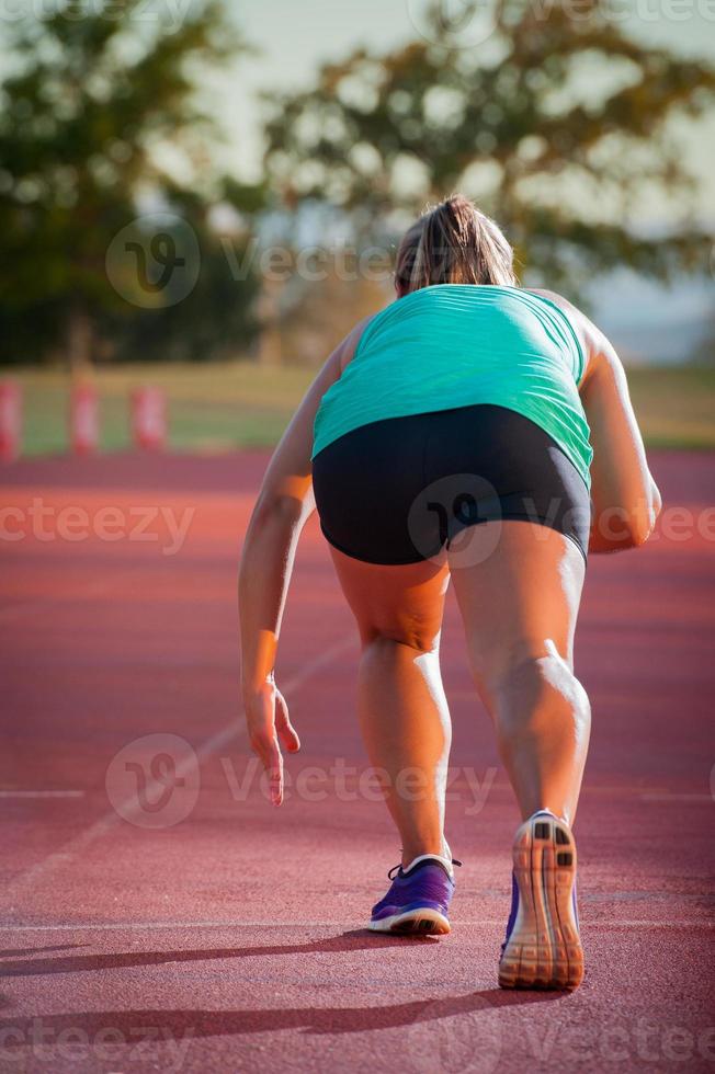 corredor femenino en una pista de atletismo foto