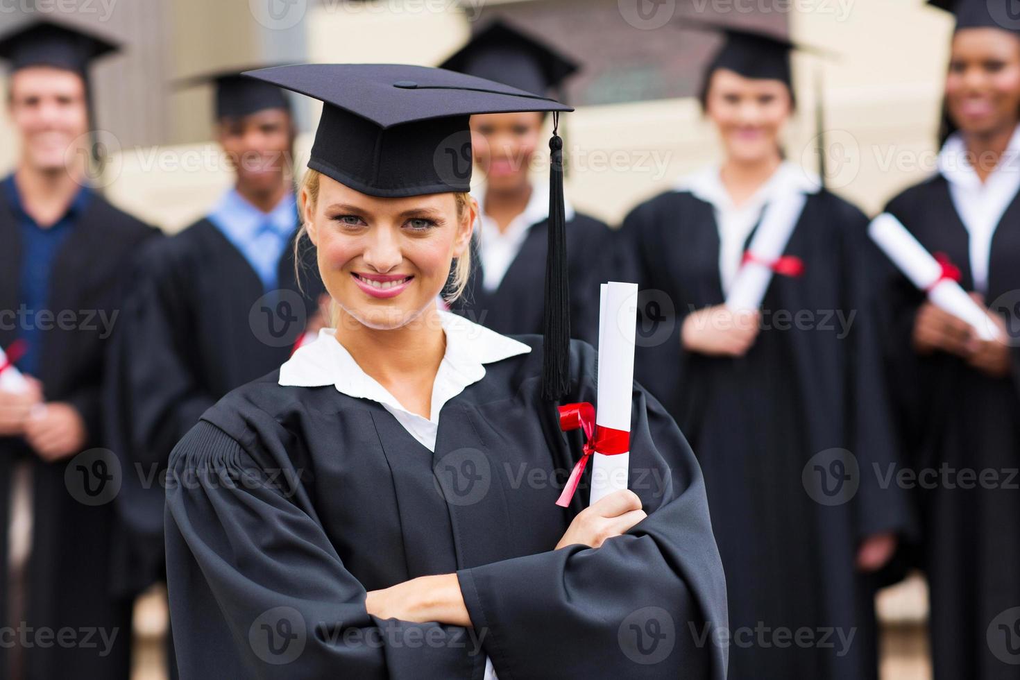 graduado universitario femenino con los brazos cruzados foto