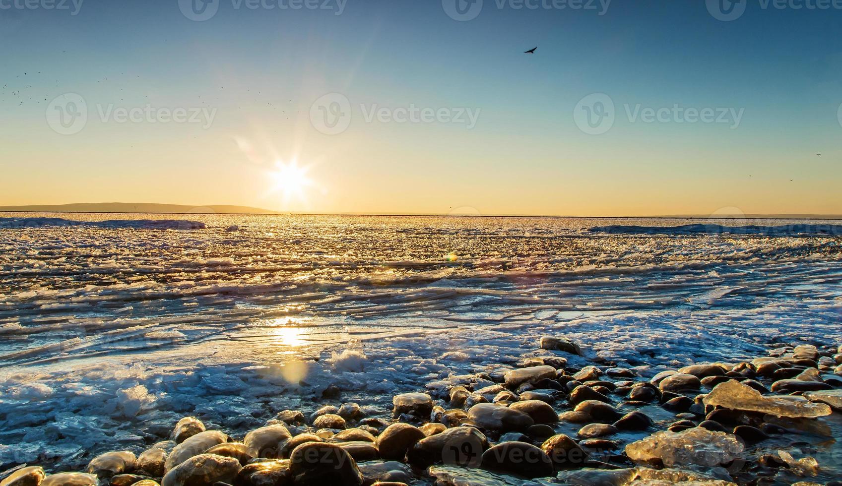 puesta de sol playa hielo. foto
