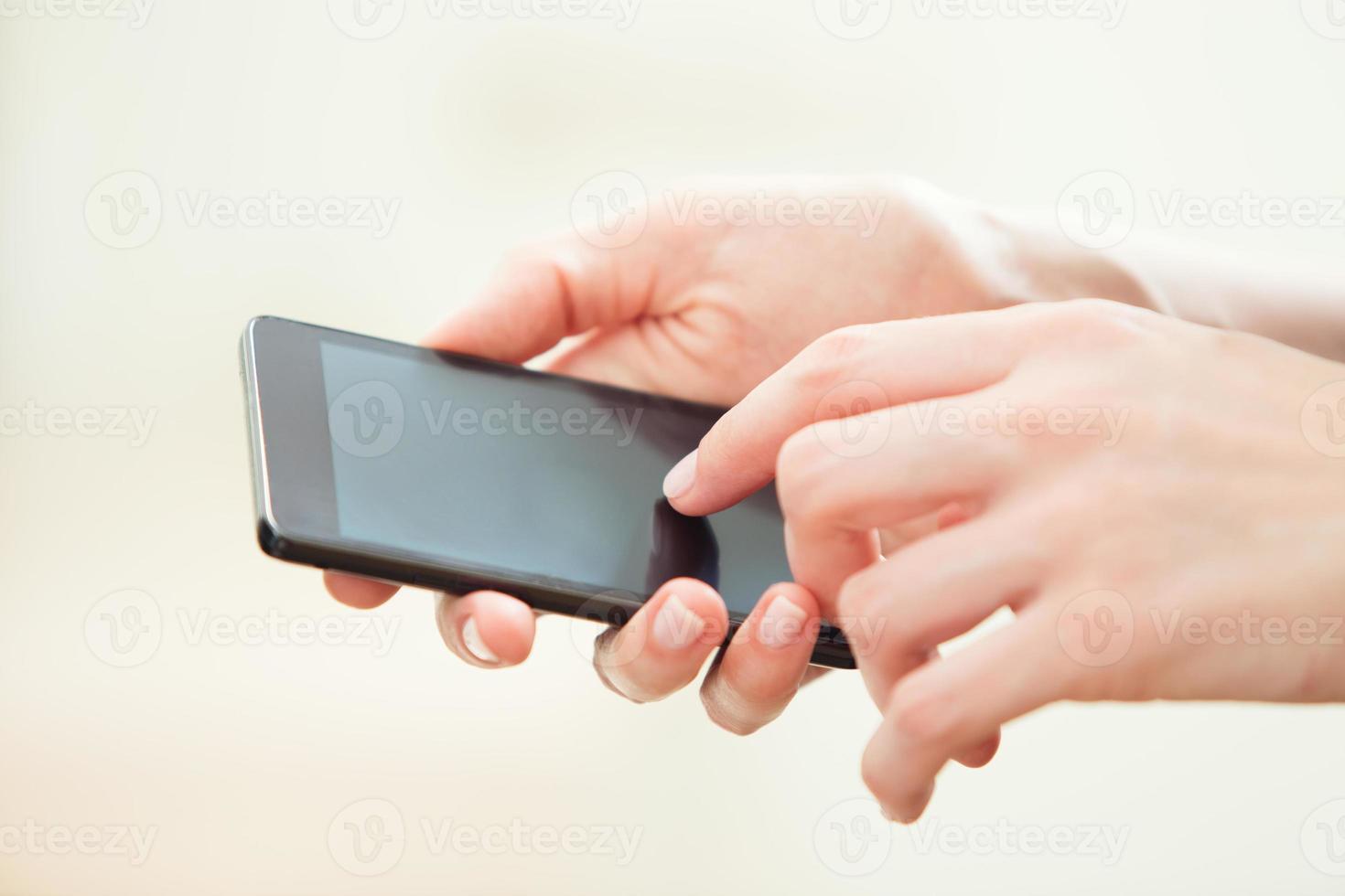 Cerca de una mujer usando un teléfono inteligente móvil foto