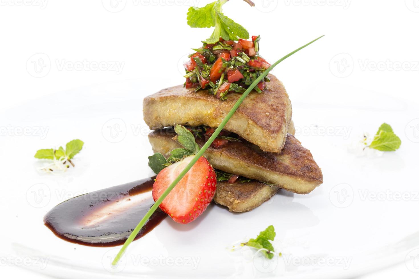foie gras adornado con fresas foto