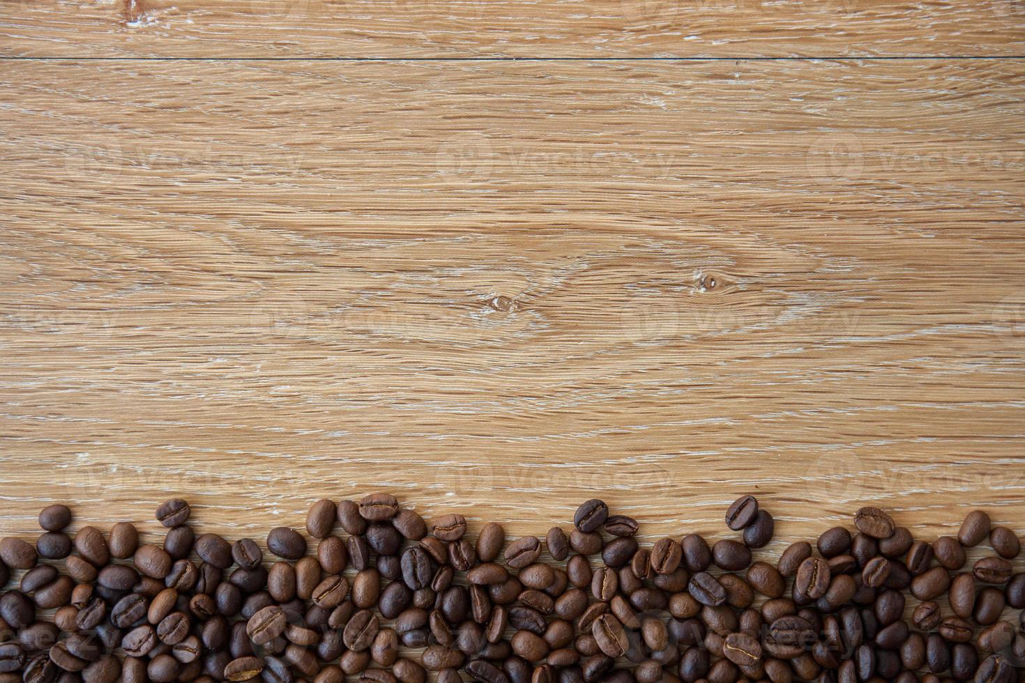 granos de café sobre fondo de madera foto