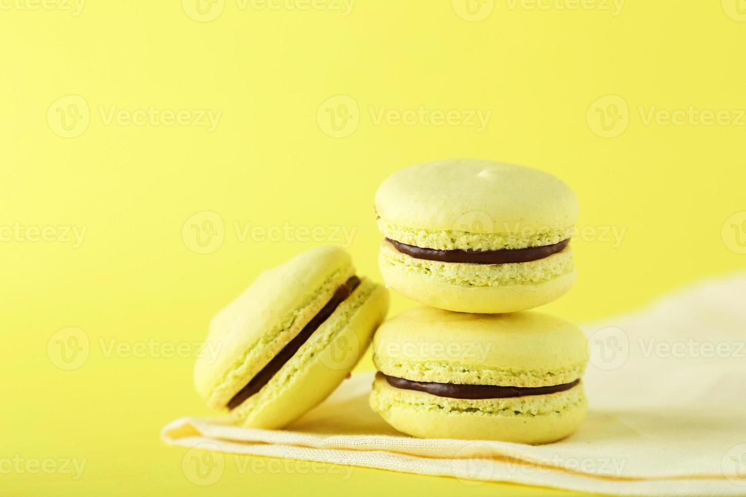 macarons franceses sobre fondo amarillo foto