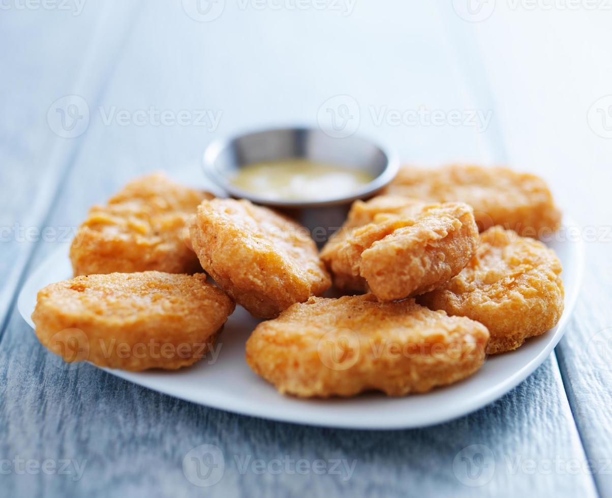 nuggets de pollo con miel y mostaza a la luz natural foto