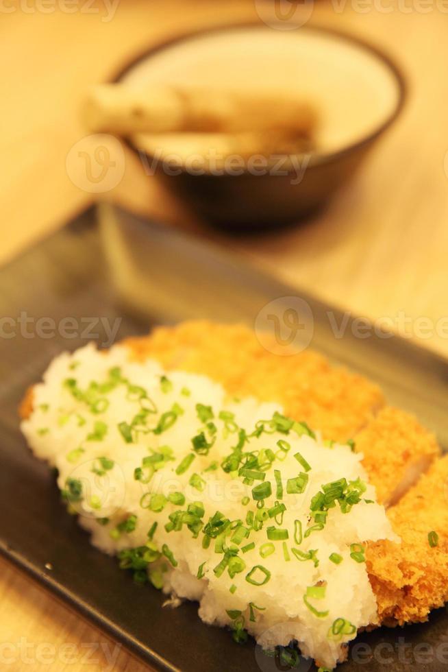 comida japonesa tonkatsu con arroz foto
