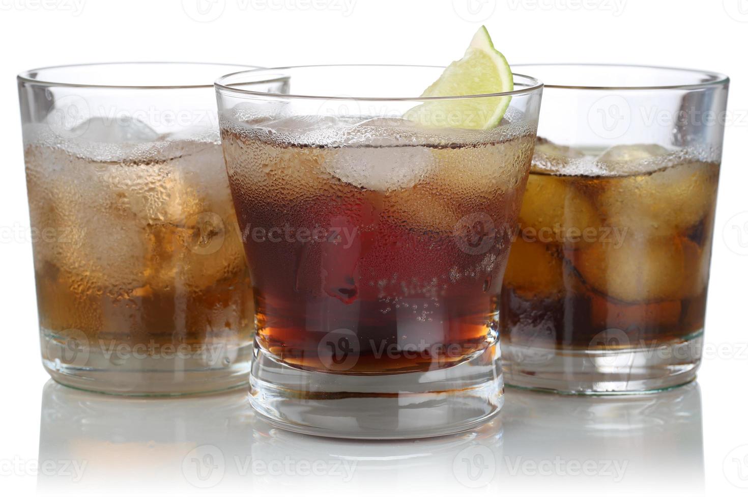 whisky, alcohol y cola con cubitos de hielo foto