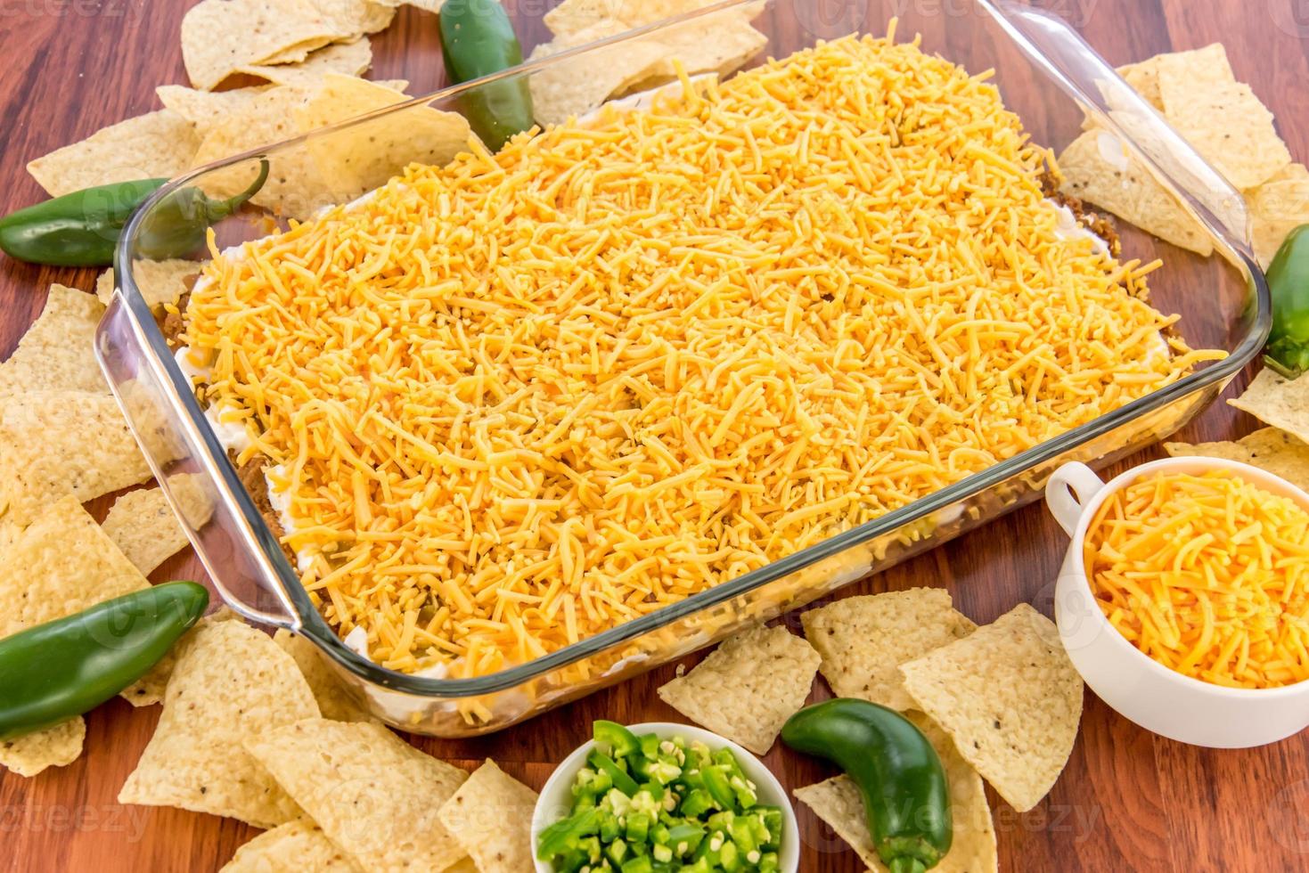 bean dip with jalapenos, sour cream and cheddar cheese 762102 Stock