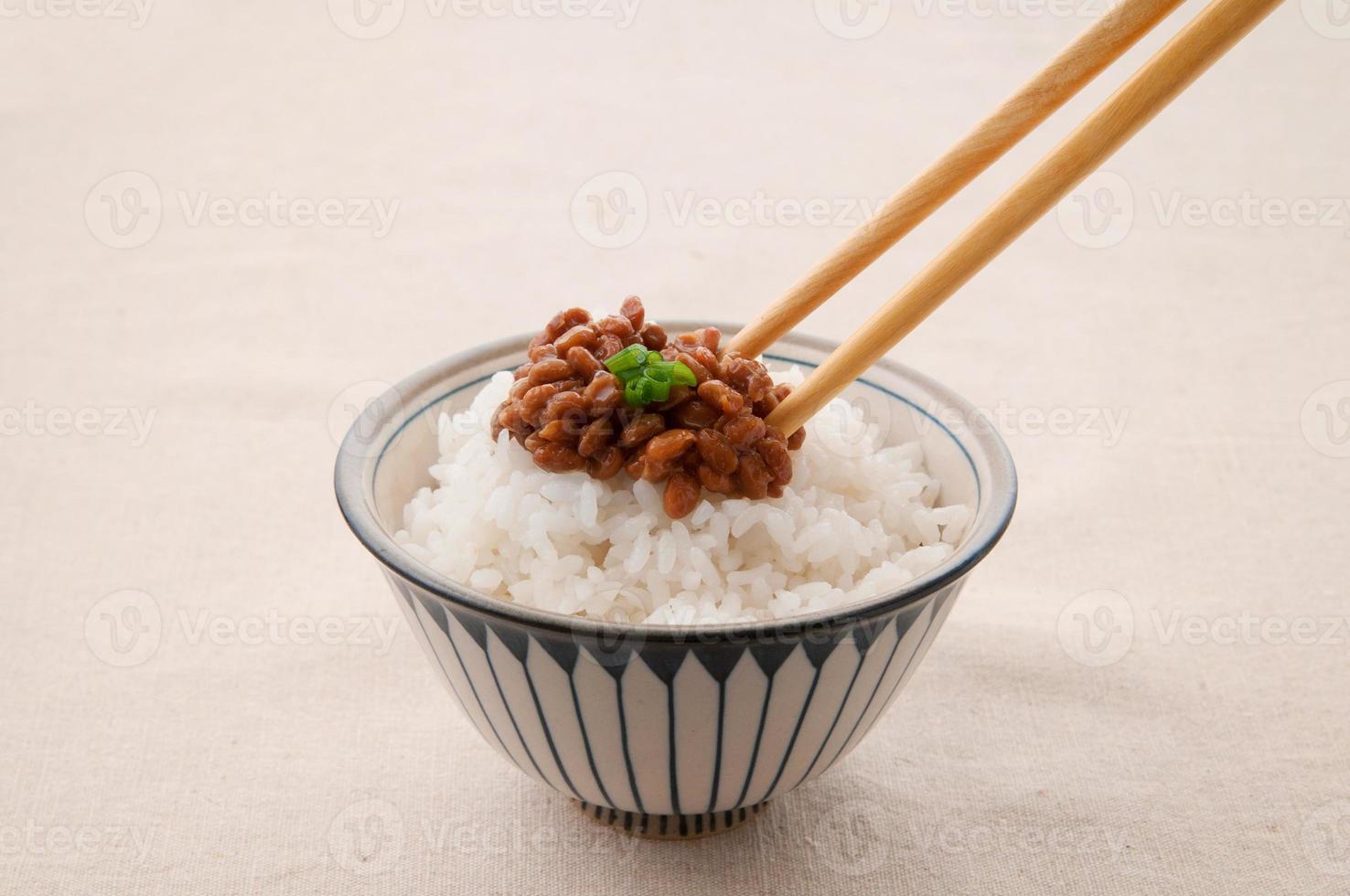 cocina japonesa, natto y arroz foto