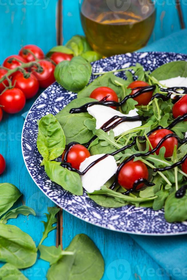 ensalada de dieta saludable con tomate, mozzarella, albahaca y balsámico foto