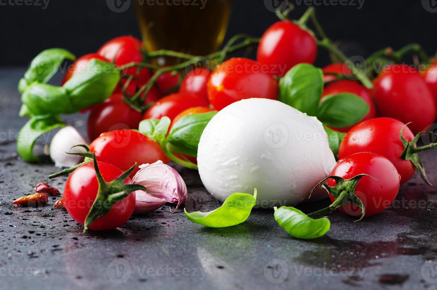 concepto de comida italiana con mozzarella, tomate y albahaca foto