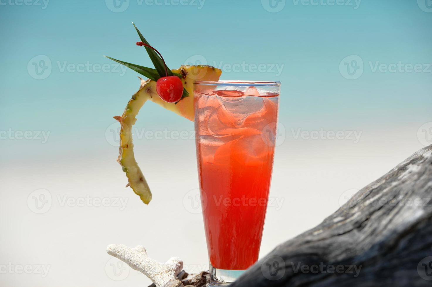 Mocktail con sabor a fruta en la playa foto
