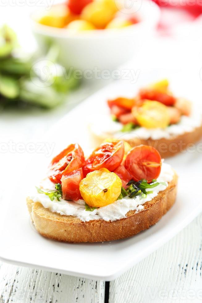 bruschetta fresca sabrosa con tomates en placa foto