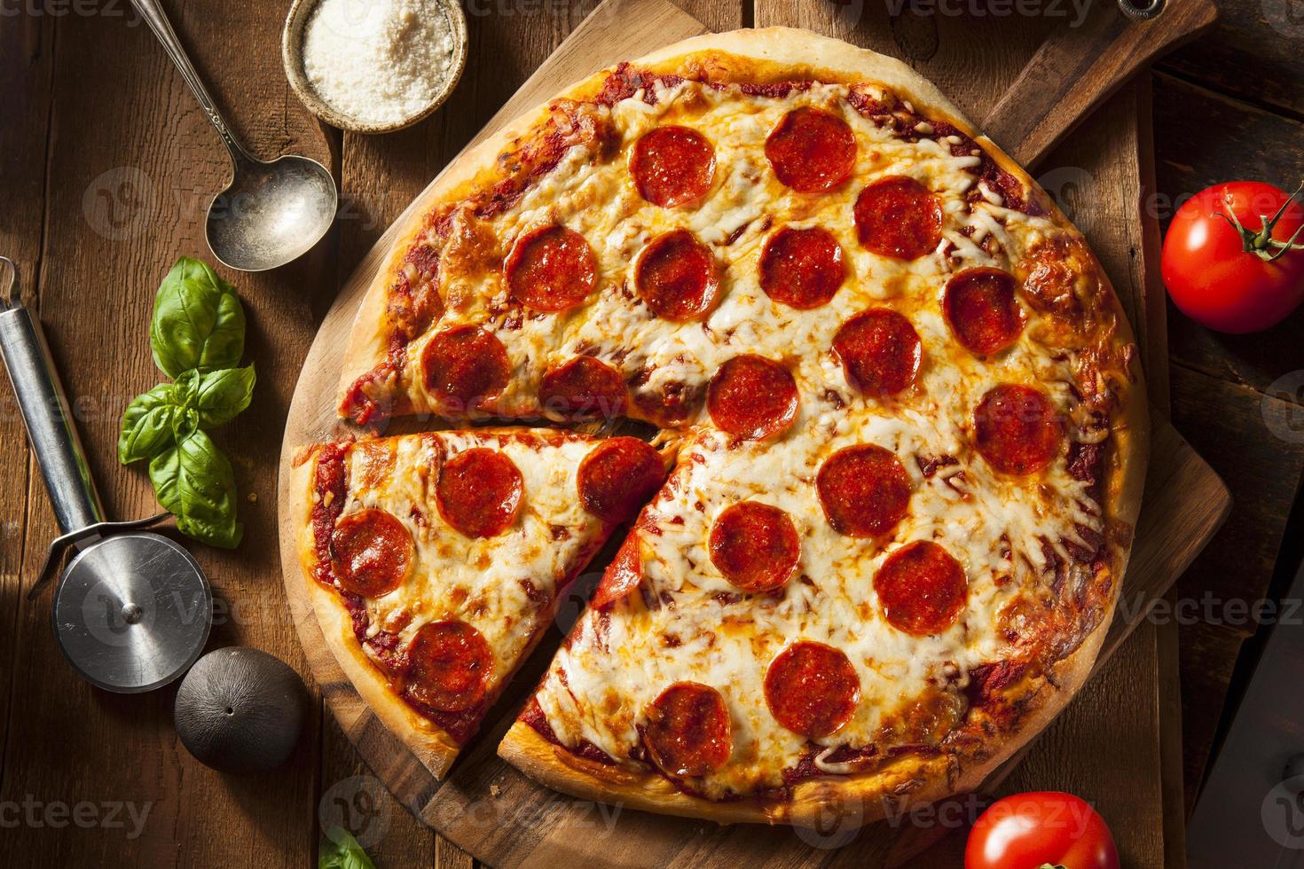 pizza de pepperoni casera caliente foto