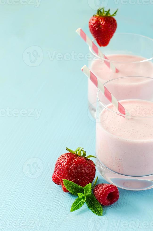 batido de fresa fresco y saludable con yogur, batido de leche, summ foto