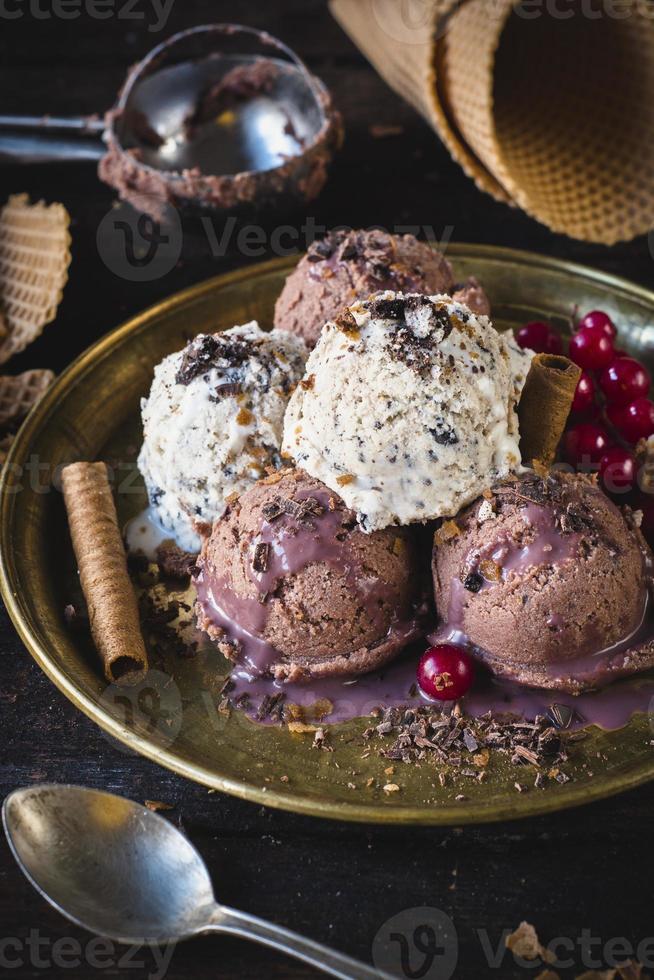 Stracciatella and chocolate ice cream photo