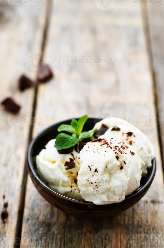 helado de vainilla con cobertura de chocolate foto