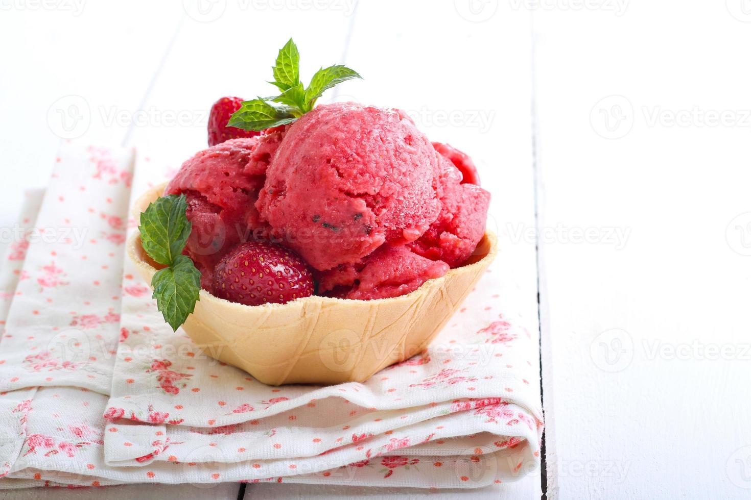 Strawberry and mint ice cream, photo