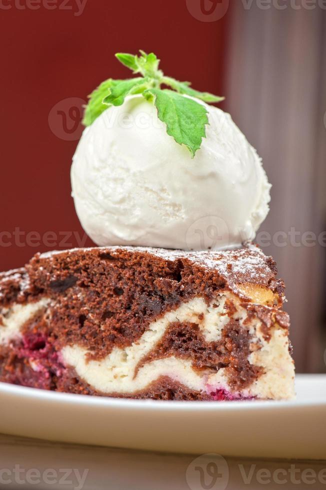 pastel de chocolate con helado de mermelada foto