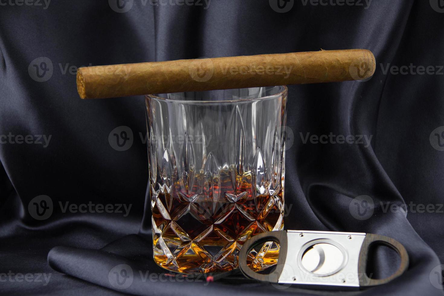 vaso de whisky y cigarro foto