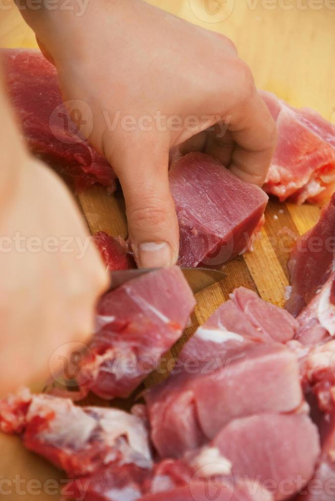 chef cortando carne foto