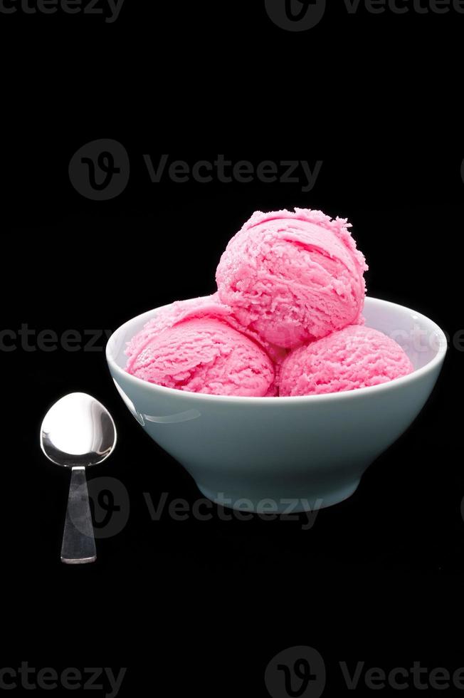 copa de helado de fresa foto